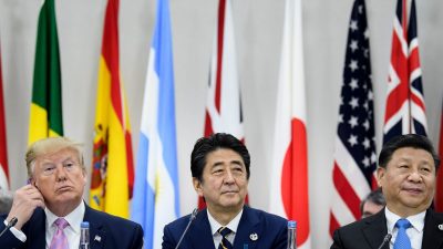 Президент США Дональд Трамп (слева), премьер-министр Японии Синдзо Абэ (в центре) и лидер КНР Си Цзиньпин (справа) на саммите G20 в Осаке 28 июня 2019 года. (Brendan Smialowski/AFP/Getty Images) 