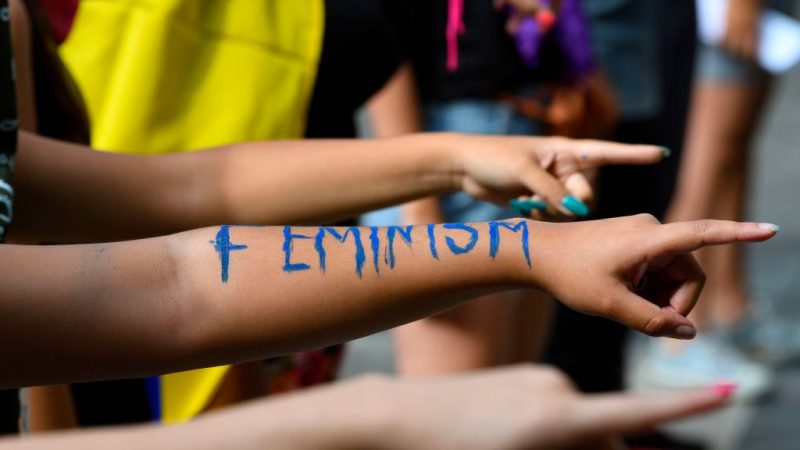 Разоблачение великой феминистской перезагрузки в Австралии Феминистки в хореографическом представлении на площади Брион в Каракасе, Венесуэла, 7 декабря 2019 года. Десять женщин исполнили песню «Насильник — это ты». (Yuri Cortez/AFP via Getty Images)