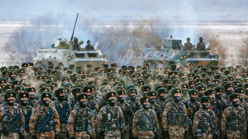 Солдаты Народно-освободительной армии Китая (НОАК) во время военных учений в горах Памира в Кашгаре, регион Синьцзян на северо-западе Китая, 4 января 2021 года. (STR/AFP viaGettyImages)
