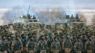 Батальон Народно-освободительной армии Китая проходит военную подготовку в горах Памира в Кашгаре, регион Синьцзян на северо-западе Китая, 4 января 2021 года. Фото: STR/AFP via Getty Images
