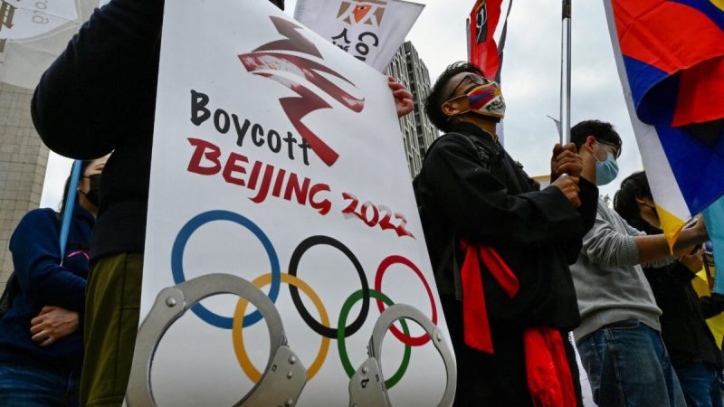 Правозащитники во время протеста против Олимпийских игр 2022 года в Пекине в ознаменование Дня прав человека в Тайбэе, Тайвань, 10 декабря 2021 года. (SamYeh/AFP viaGettyImages) 
