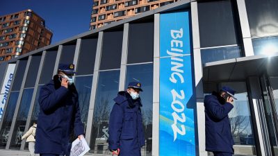 Охранники идут по Олимпийской деревне 2022 года в Пекине, 24 декабря 2021 года. Фото: Jade Gao/AFP via Getty Images
