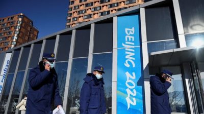 Охранники патрулируют деревню зимних Олимпийских игр 2022 года в Пекине, 24 декабря 2021 года. Фото: Jade Gao/AFP via Getty Images