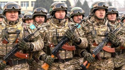 Солдаты в Казахстане. (Фото: ALEXANDR BOGDANOV/AFP via Getty Images)
