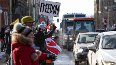 Сторонники «Колонны свободы» протестуют против требований и ограничений в отношении вакцин против COVID-19 перед парламентом Канады в Оттаве, Канада, 28 января 2022 года. Фото: Dave Chan/AFP via Getty Images