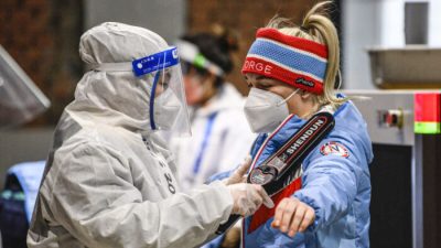 Член сборной Норвегии проходит проверку безопасности после прибытия в Олимпийскую деревню перед зимними Олимпийскими играми 2022 года в Пекине, Китай, 1 февраля 2022 года. Фото: Anthony Wallace - Pool/Getty Images