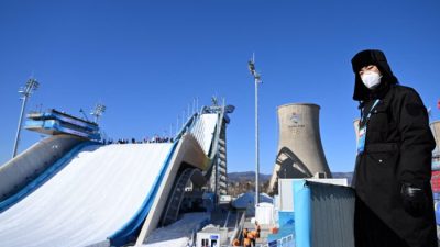 Сотрудник китайской службы безопасности стоит на площадке Big Air Shougang в Пекине 3 февраля 2022 года в преддверии зимних Олимпийских игр 2022 года в Пекине. Фото: Manan Vatsyayana/AFP / Getty Images