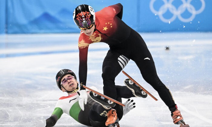 Судей на Олимпиаде обвинили в фаворитизме в пользу Китая Hungary's Shaolin Sandor Liu (L) falls next to China's Ren Ziwei after crossing the finish line in the final A of the men's 1000m short track speed skating event during the Beijing 2022 Winter Olympic Games at the Capital Indoor Stadium in Beijing on February 7, 2022. (Photo by Anne-Christine POUJOULAT / AFP) (Photo by ANNE-CHRISTINE POUJOULAT/AFP via Getty Images)