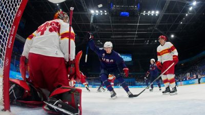Команда США забила гол голкиперу сборной Китая Джереми Смиту во время матча группы А предварительного раунда среди мужчин на зимних Олимпийских играх 2022 года в Пекине на Национальном крытом стадионе в Пекине, 10 февраля 2022 года. Фото: Matt Slocum/POOL/AFP via Getty Images
