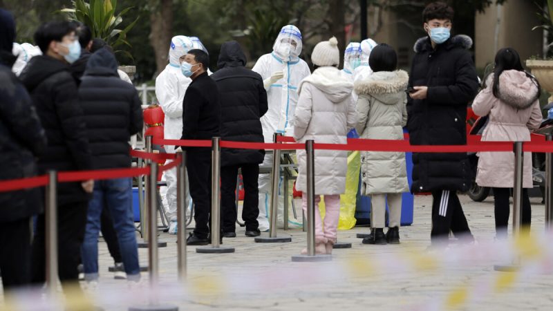Люди стоят в очереди, чтобы сдать мазок на анализ нуклеиновой кислоты на COVID-19 в Сучжоу, провинция Цзянсу, Китай, 16 февраля 2022 года. (STR/AFP via Getty Images)
