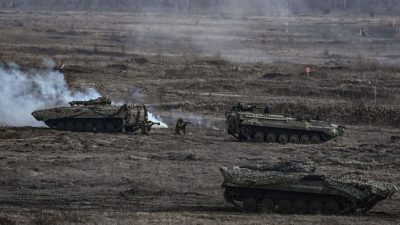 Украинские войска на учениях в районе города Ровно, Украина, 16 февраля 2022 года. (ArisMessinis/AFPviaGettyImages) 