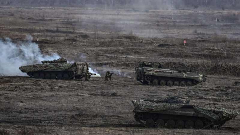 Украинские войска на учениях в районе города Ровно, Украина, 16 февраля 2022 года. (ArisMessinis/AFPviaGettyImages) 