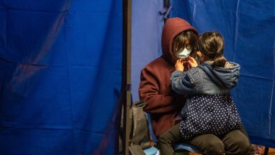 Пациенты ждут во временном помещении возле медицинского центра Каритас в Гонконге 16 февраля 2022 года. (Anthony Kwan/Getty Images)

