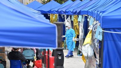 Временный лагерь для пациентов с COVID-19 возле Медицинского центра «Каритас» в Гонконге 18 февраля 2022 года. Фото: Peter Parks/AFP via Getty Images
