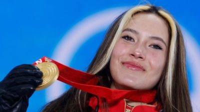 Церемония награждения золотой медалистки. На подиуме — Эйлин Гу, лыжница из Китая, взявшая медаль в лыжном фристайле среди женщин на зимних Олимпийских играх 2022 года в Пекине на Zhangjiakou Medals Plaza в Чжанцзякоу, Китай, 18 февраля 2022 года. (Odd Andersen/AFP via Getty Images)