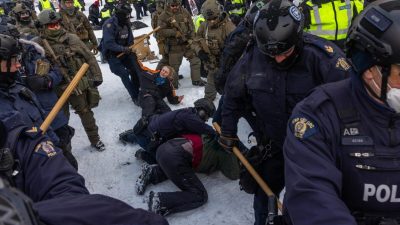Столкновение полиции с демонстрантами в Оттаве, 19 февраля 2022 года. Фото: Alex Kent/Getty Images
