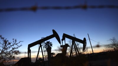 Нефтяные насосы на нефтяном месторождении Инглвуд в Лос-Анджелесе, Калифорния, 28 января 2022 года. (Mario Tama/Getty Images) 