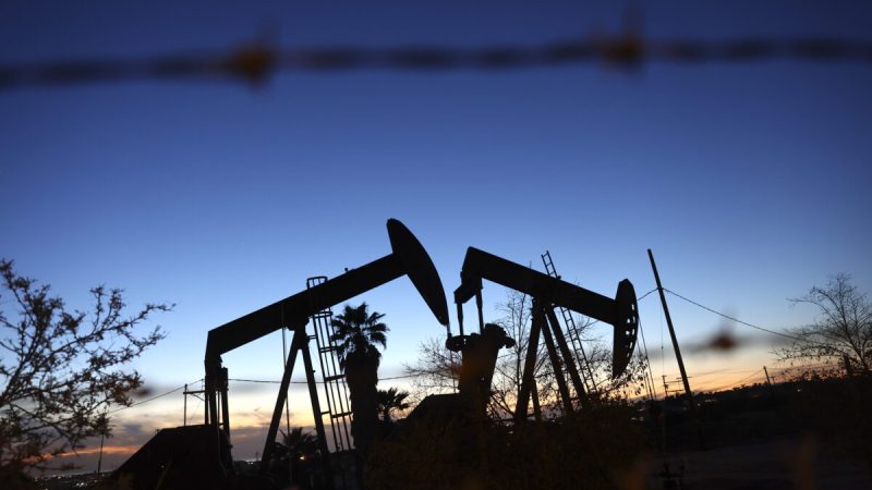 Нефтяные насосы на нефтяном месторождении Инглвуд в Лос-Анджелесе, Калифорния, 28 января 2022 года. (Mario Tama/Getty Images) 