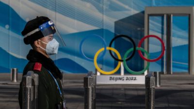 Полицейский на страже олимпийского «пузыря» возле главного медиацентра в Олимпийском парке в Пекине, 29 января 2022 года. Фото: Kevin Frayer/Getty Images