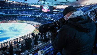 Репортёр СМИ фотографирует выступление на зимних Олимпийских играх 2022 года 4 февраля 2022 года в Пекине, Китай. Фото: Annice Lyn/Getty Images