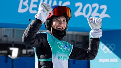 Айлин Гу из сборной Китая после пробежки во время женской квалификации Freeski Big Air в третий день зимних Олимпийских игр 2022 года в Пекине на трассе Big Air Shougang в Пекине, Китай, 7 февраля 2022 года. Фото: Harry How/Getty Images
