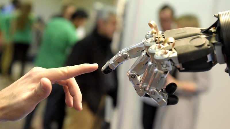 Робот компании Schunk двигает пальцем. Международная конференция по гуманоидным роботам IEEE-RAS 2014 в Мадриде 19 ноября 2014 года. (Gerard Julien/AFP via Getty Images) 