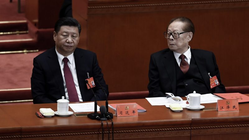 Китайский лидер Си Цзиньпин (слева) и его предшественник Цзян Цзэминь принимают участие в закрытии XIX съезда Коммунистической партии Китая в Доме Народного собрания. Пекин, Китай, 24 октября 2017 года. (Wang Zhao/AFP via Getty Images) 