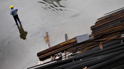 Китайский рабочий на строительной площадке в Шанхае 17 августа 2009 года. (Philippe Lopez/AFP via Getty Images) 