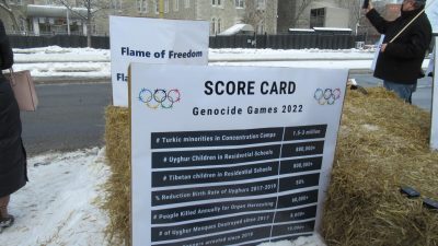 Таблица, в которой отслеживаются преступления китайского режима против человечности, во время акции протеста «Игры геноцида» перед посольством Китая в Оттаве 4 февраля 2022 г. Фото: Donna Ho/The Epoch Times