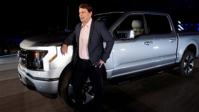 Генеральный директор Ford Джим Фарли позирует с полностью электрическим пикапом Ford F-150 Lightning во время презентации в мировой штаб-квартире компании в Дирборне, штат Мичиган, 19 мая 2021 года. (Rebecca Cook/Reuters)

