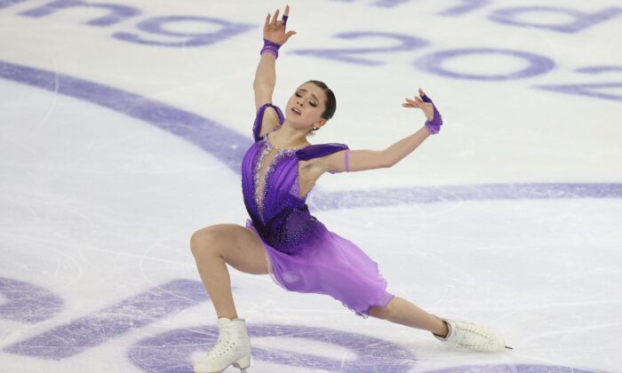 Камила Валиева выиграла личное первенство по фигурному катанию Россиянка Камила Валиева выступает в короткой программе среди женщин на Кубке Ростелекома 2021, Гран-при ИСУ по фигурному катанию в Сочи, Россия, 26 ноября 2021 г. Фото: DIMITAR DILKOFF/AFP via Getty Images
