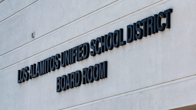 В США законы, запрещающие дискриминацию по половому признаку, доходят до абсурда Офисы Объединённого школьного округа Лос-Аламитос, Калифорния, 11 мая 2021 года. (John Fredricks/The Epoch Times)