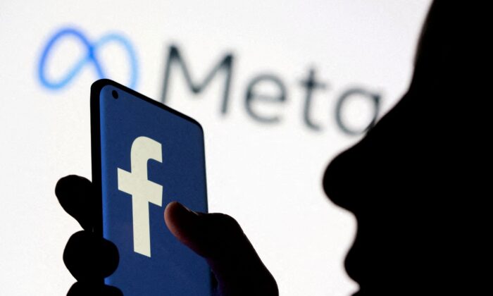 Meta: Facebook и Instagram в Европе, возможно, придётся отключить Смартфон с логотипом «Фейсбук» перед логотипом Meta. Фото: Dado Ruvic/Illustration/Reuters