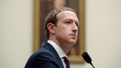 Главный исполнительный директор Facebook Марк Цукерберг даёт показания на слушаниях в Комитете по финансовым услугам Палаты представителей в Вашингтоне 23 октября 2019 года. Фото: Erin Scott/Reuters
