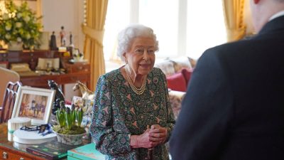 Королева Елизавета II на аудиенции с министрами обороны в Виндзорском замке в Виндзоре, Великобритания, 16 февраля 2022 года. Фото: Steve Parsons/Pool/Reuters 