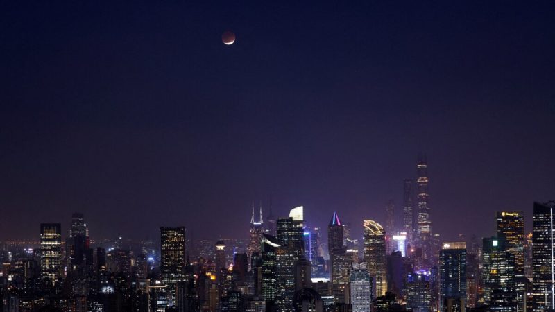 Лунное затмение над Шанхаем. Китай, 19 ноября 2021 года. Aly Song/Reuters