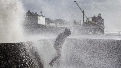 Шторм «Юнис» вызывает большие волны, разбивающиеся о морской вал вдоль Брайтонского пирса в Брайтоне, Англия, 18 февраля 2022 года. (Dan Kitwood/Getty Images) 