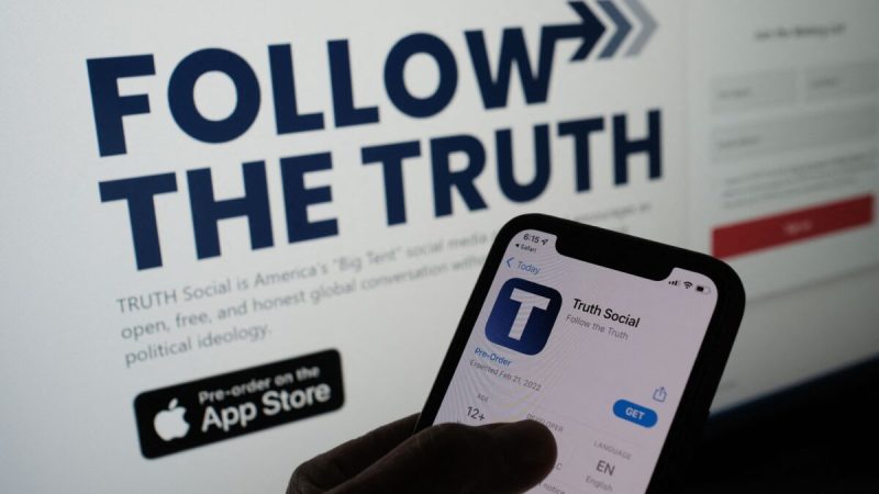 Человек, проверяющий на смартфоне приложение Truth Social, принадлежащее Trump Media & Technology Group, штат Калифорния, США, 20 октября 2021 г. (Chris Delmas/AFP via Getty Images)
