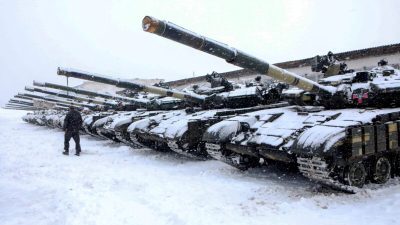 Военнослужащий проходит мимо танков механизированной бригады ВСУ во время учений под Харьковом, Украина, 31 января 2022 года. (Вячеслав Мадиевский/Reuters)