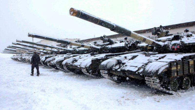 Военнослужащий проходит мимо танков механизированной бригады ВСУ во время учений под Харьковом, Украина, 31 января 2022 года. (Вячеслав Мадиевский/Reuters)