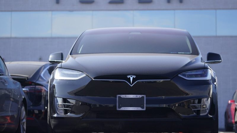 Непроданный спортивный автомобиль Model X 2021 года выпуска стоит в сервисном центре Tesla в Литтлтоне, штат Колорадо, 24 января 2021 года. (David Zalubowski/AP Photo)