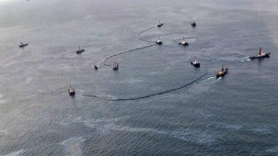 Вид с воздуха показывает работы по очистке последнего разлива нефти у побережья Районг, восточный Таиланд, 11 февраля 2022 года. (Королевский военно-морской флот Таиланда через AP)