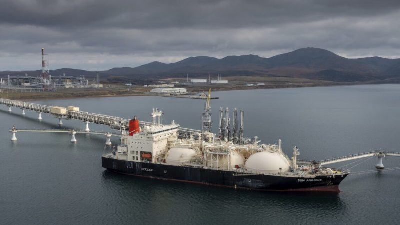Танкер Sun Arrows загружает груз сжиженного природного газа с проекта «Сахалин-2» в порту Пригородное, Россия, 29 октября 2021 года. (AP Photo) 