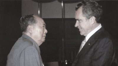 Лидер китайских коммунистов, председатель Мао Цзэдун (слева) и президент США Ричард Никсон, Пекин 21 февраля 1972 года. (AFP via Getty Images) 