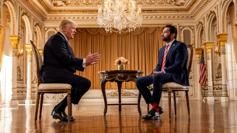 Трамп заявил, что Америка становится похожей на коммунистическое государство Бывший президент Дональд Трамп беседует с корреспондентом Epoch TV Кашем Пателем на своём курорте Мар-а-Лаго в Палм-Бич, штат Флорида, 31 января 2022 года. (The Epoch Times)