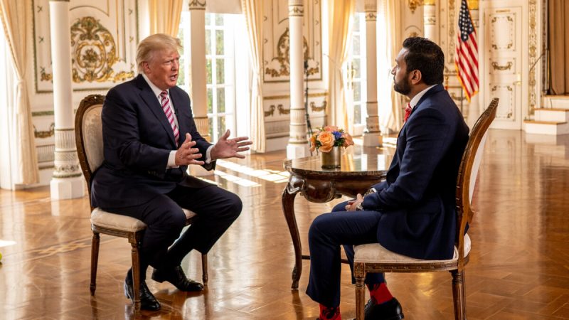 Бывший президент Дональд Трамп беседует с Кашем Пателем из EpochTV на своем курорте Мар-а-Лаго в Палм-Бич, штат Флорида, 31 января 2022 года. (The Epoch Times)