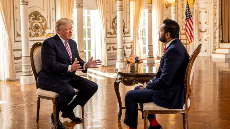 Дональд Трамп призывает покончить с обязательной вакцинацией и антиковидными ограничениями Бывший президент Дональд Трамп беседует с корреспондентом Epoch TV Кашем Пателем в резиденции на Мар-а-Лаго в Палм-Бич, штат Флорида, 31 января 2022 года.