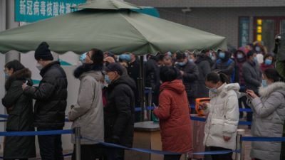 Очередь на сдачу теста на COVID-19 в больнице Пекина, 23 января 2022 года. Фото: Andy Wong/AP Photo