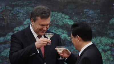 Президент Украины Виктор Янукович (слева) произносит тост с китайским лидером Ху Цзиньтао (справа) во время церемонии подписания в Пекине 2 сентября 2010 г. Фото: Feng Li/Pool/Getty Images