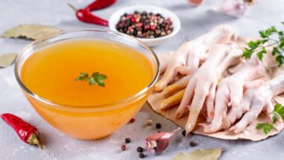 Поначалу куриные ножки могут показаться немного пугающими, но из них получается очень питательный бульон. Фото: Michael Ahanov via Dreamstime